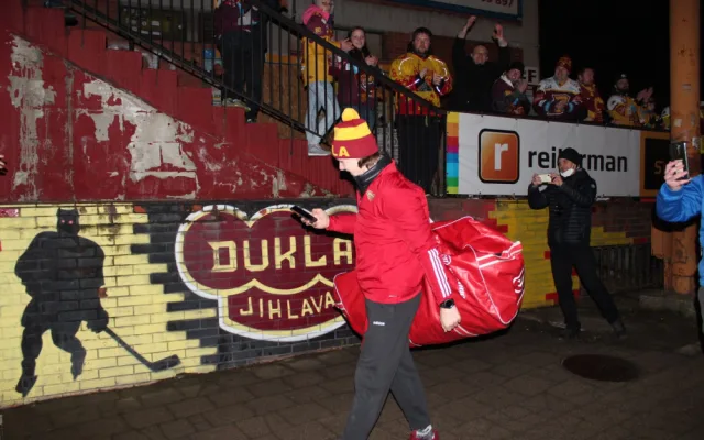 Fanoušci vítali vítězné jihlavské hokejisty. Děkujeme, ale shlukováním si můžete zadělat na problémy, vzkazuje klub