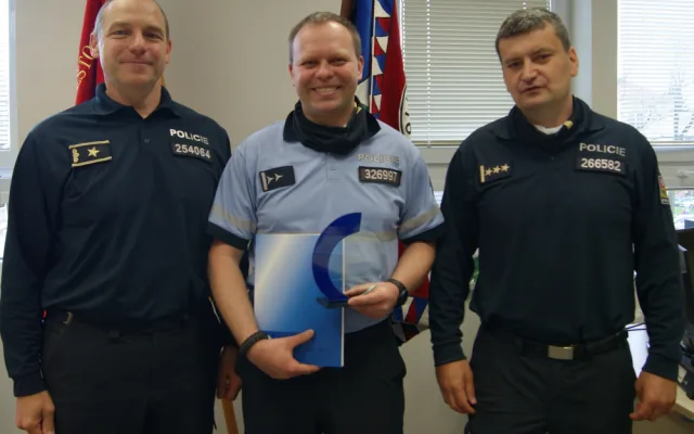 Pomáhali a chránili. Policisté byli oceněni za záchranu života lidí z hořící ubytovny, na místě byly i děti (na fotografii oceněný Martin Musil)