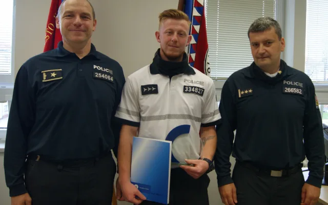 Pomáhali a chránili. Policisté byli oceněni za záchranu života lidí z hořící ubytovny, na místě byly i děti ( na fotografii oceněný  Tomáš Větrovský)