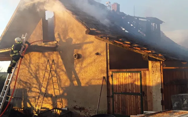 Hasiči k ránu vyjížděli k požáru hájenky. Vyhlášen byl druhý stupeň poplachu