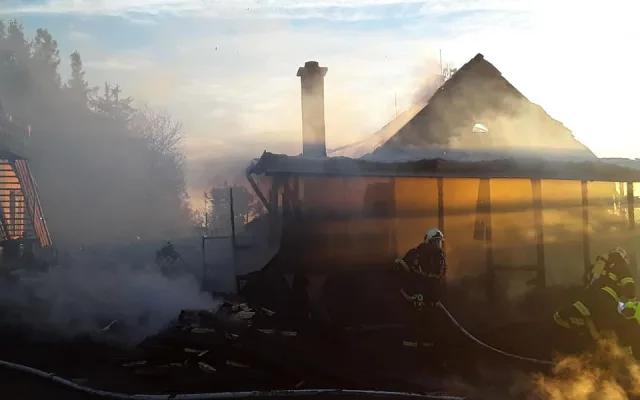 Hasiči k ránu vyjížděli k požáru hájenky. Vyhlášen byl druhý stupeň poplachu