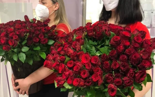 Rudá růže jako poděkování. Obdarovány dnes byly i sestřičky na Vysočině