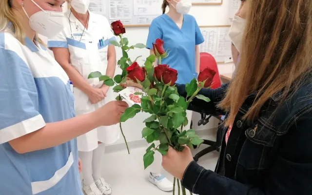 Rudá růže jako poděkování. Obdarovány dnes byly i sestřičky na Vysočině