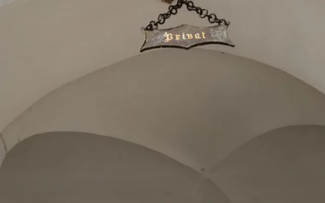 Místo po stržených hnízdech jiřiček