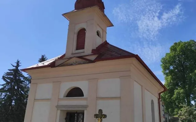 Pryč s vlhkostí. Kaplička v Kosově má nyní místo dveří kovanou mříž