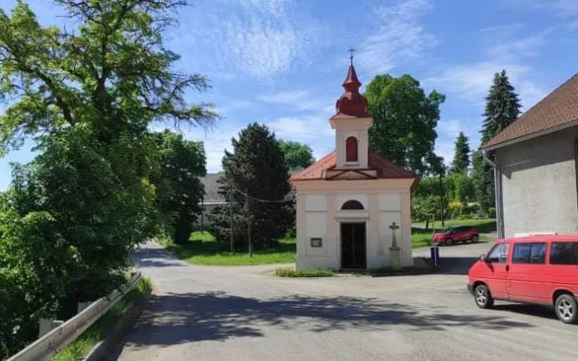 Pryč s vlhkostí. Kaplička v Kosově má nyní místo dveří kovanou mříž