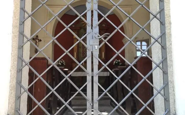 Pryč s vlhkostí. Kaplička v Kosově má nyní místo dveří kovanou mříž