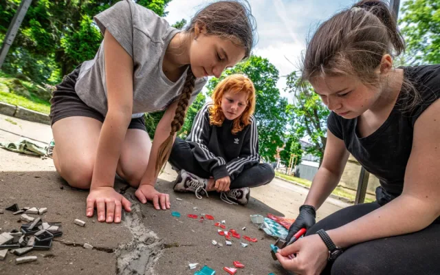 Procházka jihlavskými Smetanovými sady je teď barevnější. Chodník zdobí mozaiky od dětí