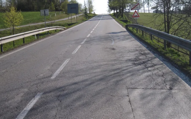 Úsek silnice I/34 je na konci životnosti. Kvůli opravě řidiče čeká uzavírka a objížďka