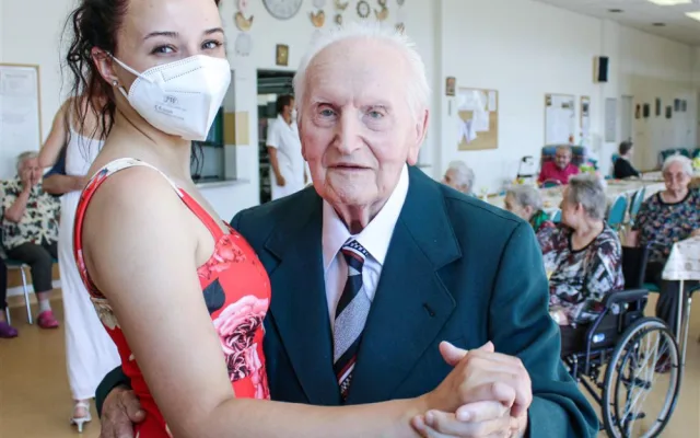 Senioři na Lesnově měli letní ples. S kapelou, tombolou a dobrou náladou