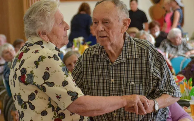 Senioři na Lesnově měli letní ples. S kapelou, tombolou a dobrou náladou