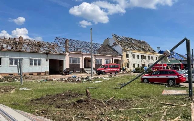 Sbalili jsme hřebíky, střešní fólie a jeli jsme. Lidé na Moravě jsou neskutečně vděční, říká dobrovolník Ondřej z Batelova