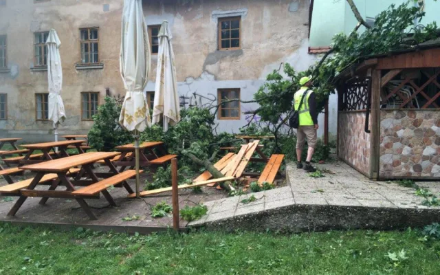 Úterní bouřka si v Jihlavě vyžádá mimořádné náklady na úklid a opravy. Radní Beke doporučuje připojistit levnější auta