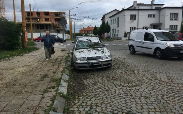 Úterní bouřka si v Jihlavě vyžádá mimořádné náklady na úklid a opravy. Radní Beke doporučuje připojistit levnější auta