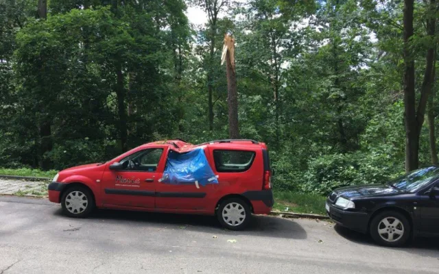 Úterní bouřka si v Jihlavě vyžádá mimořádné náklady na úklid a opravy. Radní Beke doporučuje připojistit levnější auta