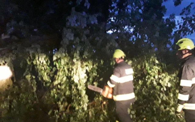 Hasiče opět potrápila bouřka. Vyjížděli třeba i k zatopenému viaduktu v Pelhřimově, kde uvízlo několik aut