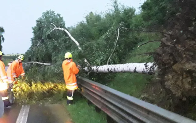 Hasiče opět potrápila bouřka. Vyjížděli třeba i k zatopenému viaduktu v Pelhřimově, kde uvízlo několik aut