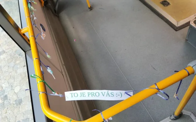 Řidič MHD dnes slavil narozeniny, v trolejbusovém voze rozvěsil pro cestující sladkosti
