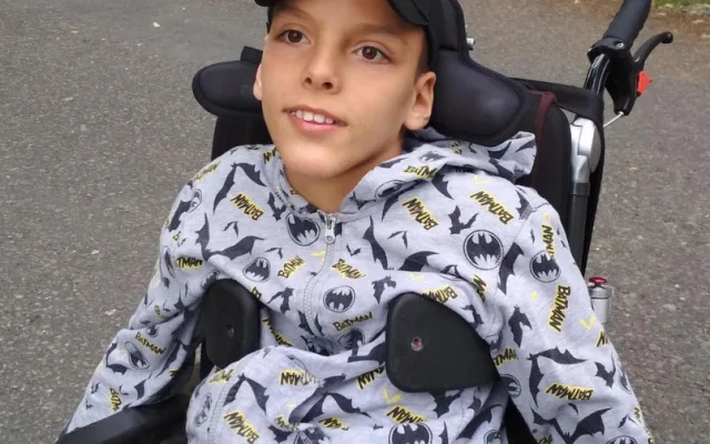 Přidušení miminka při porodu změnilo rodině život. Pomoci v těžké situaci teď může každý