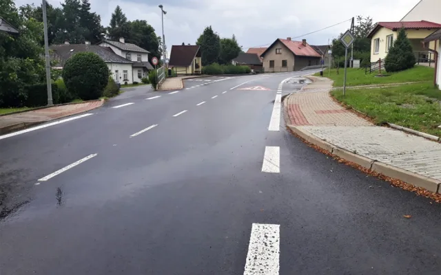 Hotovo! Řidiči od rána mohou projet úsekem na I/19. Musí si ale ještě hlídat rychlost