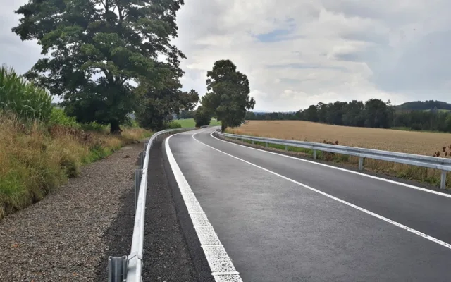 Hotovo! Řidiči od rána mohou projet úsekem na I/19. Musí si ale ještě hlídat rychlost