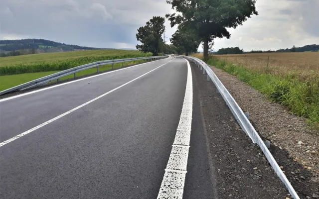 Hotovo! Řidiči od rána mohou projet úsekem na I/19. Musí si ale ještě hlídat rychlost