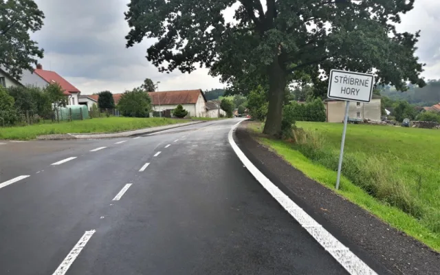 Hotovo! Řidiči od rána mohou projet úsekem na I/19. Musí si ale ještě hlídat rychlost