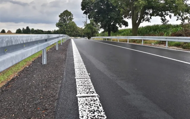 Hotovo! Řidiči od rána mohou projet úsekem na I/19. Musí si ale ještě hlídat rychlost