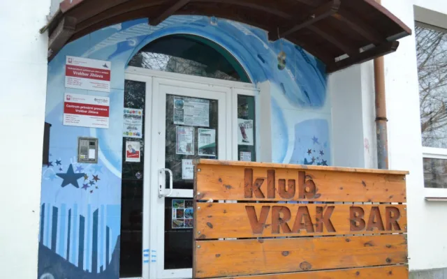 Je jihlavský Vrakbar opravdu bar? Nikoliv, jde o sociální službu