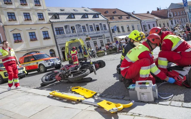 Den záchranářů ve Velkém Meziříčí: Lidé viděli nehodu motorkáře, který vyrazil v džínách a tričku
