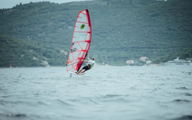 Doufám, že se windsurfing do povědomí veřejnosti opět vrátí, přeje si šampion Petr Čech