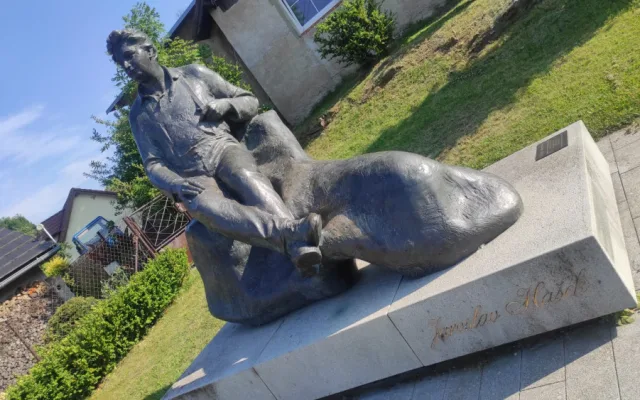 Podobizna Jaroslava Haška nedaleko lipnického hřbitova, kde je pochovaný