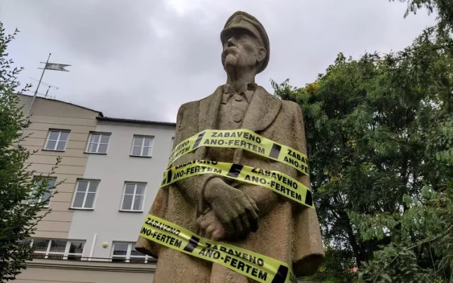Zabaveno Ano-fertem! Řadu míst v ČR ohradila žlutá páska, k vidění je i v Jihlavě na soše T.G. Masaryka