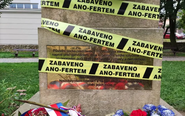 Zabaveno Ano-fertem! Řadu míst v ČR ohradila žlutá páska, k vidění je i v Jihlavě na soše T.G. Masaryka