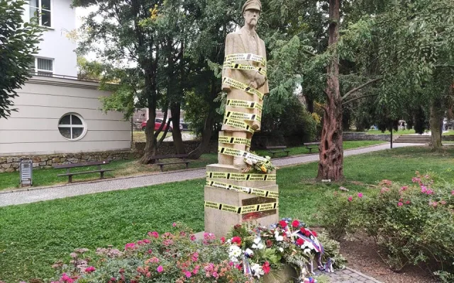 Zabaveno Ano-fertem! Řadu míst v ČR ohradila žlutá páska, k vidění je i v Jihlavě na soše T.G. Masaryka