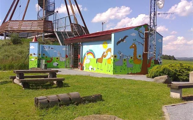 Tip na výlet: Za výhledem na zámek i vojenské letiště. Zajděte si na rozhlednu u Ocmanic