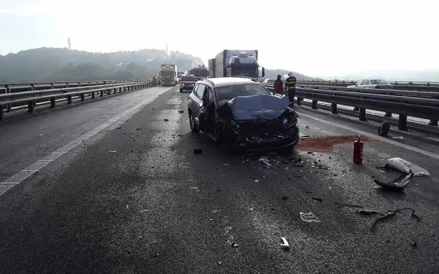 D1 na Vysočině stojí, srazilo se zde devět aut, pět lidí se zranilo. Zasahoval i vrtulník