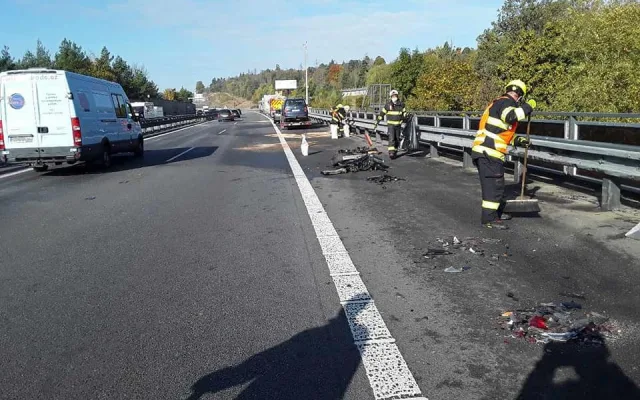 D1 na Vysočině stojí, srazilo se zde devět aut, pět lidí se zranilo. Zasahoval i vrtulník