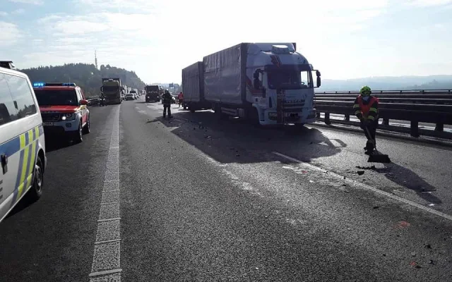 D1 na Vysočině stojí, srazilo se zde devět aut, pět lidí se zranilo. Zasahoval i vrtulník