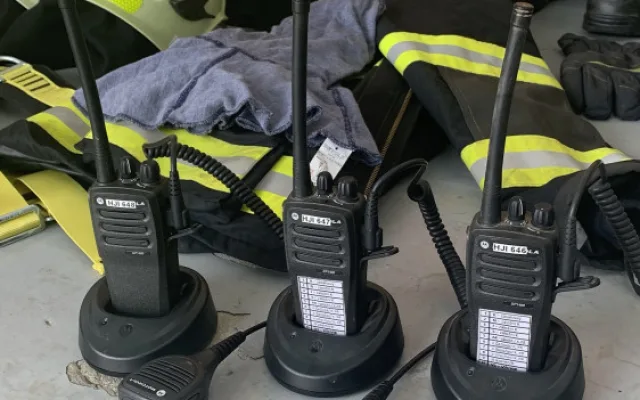 Kompletní zásahové oděvy, batoh na hašení lesa, radiostanice. Hasiči z Rohozné mají novou výbavu za půl milionu
