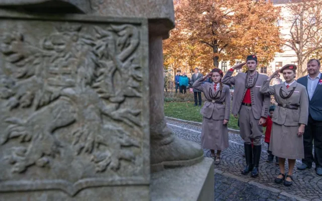Pieta u sochy T. G. Masaryka v Jihlavě. Lidé dnes vzpomínali na vznik Československa