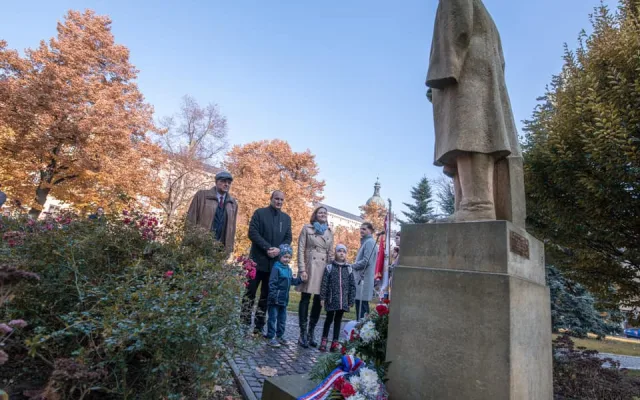 Pieta u sochy T. G. Masaryka v Jihlavě. Lidé dnes vzpomínali na vznik Československa