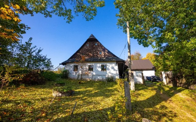 Tip na výlet: Barevný podzim na Žďársku. Stavte se do Krátké na roubenky jako z pohádky
