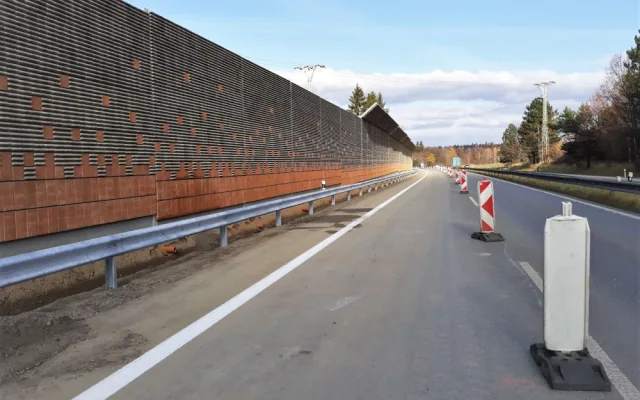 Protihluková stěna na I/38 je hotová. Dnes byl navíc obnoven sjezd do Pávova