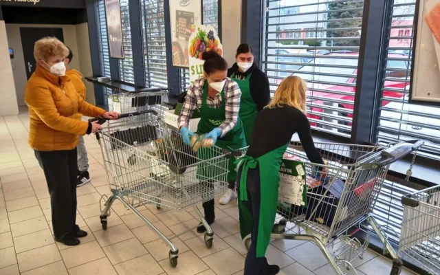 Štědří lidé v Jihlavě. Matkám samoživitelkám či bezdomovcům věnovali přes tunu potravin a drogerie