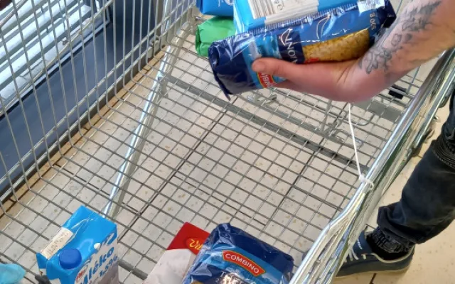 Štědří lidé v Jihlavě. Matkám samoživitelkám či bezdomovcům věnovali přes tunu potravin a drogerie
