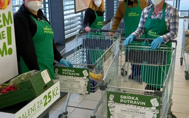 Štědří lidé v Jihlavě. Matkám samoživitelkám či bezdomovcům věnovali přes tunu potravin a drogerie