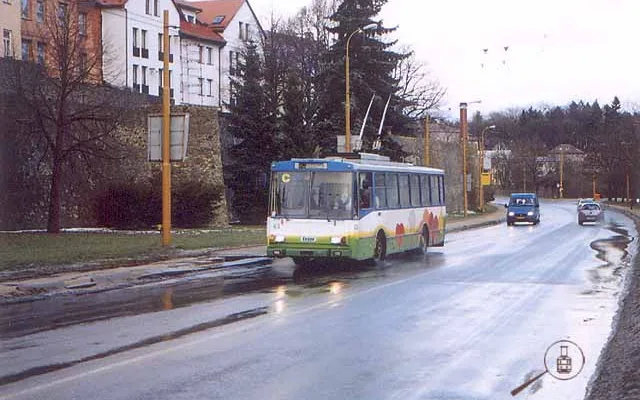 Trolejbus 14Tr projíždí pod historickým centrrem po Brněnské ulici, rok 2002