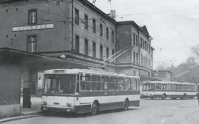 Trolejbusy Škoda 14Tr na konečné před Hlavním nádražím v roce 1986