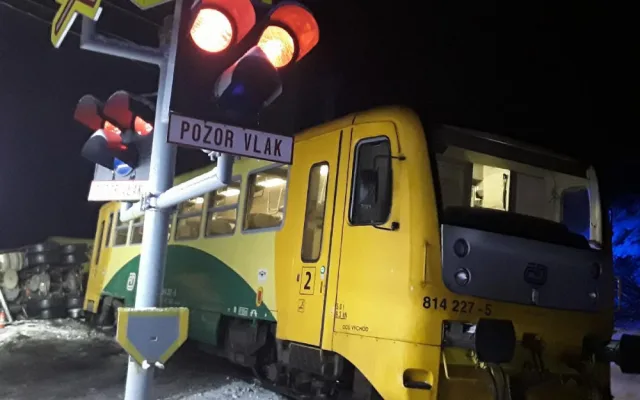 Po střetu s náklaďákem na přejezdu vykolejil vlak. Zranil se řidič, cestující i průvodčí z vlaku